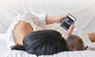 Mẹ vô tình làm rơi điện thoại trúng đầu, bé 2 tháng tuổi bị chấn thương sọ não