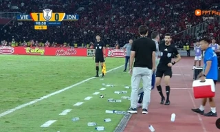 Hình ảnh loạt chai nước được xếp ở bên đường biên khu vực kỹ thuật của U23 Việt Nam