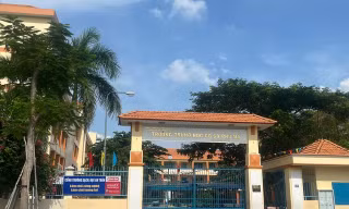 Nam sinh lớp 8 rơi từ lầu 2 xuống sân trường, được cấp cứu trong tình trạng nguy kịch