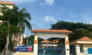 Nam sinh lớp 8 rơi từ lầu 2 xuống sân trường, được cấp cứu trong tình trạng nguy kịch