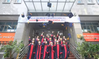 Nâng bước Thủ khoa tại Hà Nội: Hành trình của những giọt nước mắt hạnh phúc