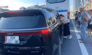 Hà Nội: Tài xế ô tô con rút chìa khóa xe khách giữa đường, hàng chục hành khách mắc kẹt 