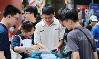 Ngành học “nóng” mùa tuyển sinh 2025: Nhiều điểm chuẩn chạm mốc kịch trần 30 điểm