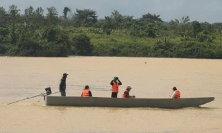 Người cha ngồi bên bờ sông mong tin con gái học lớp 11 mất tích sau giờ tan học