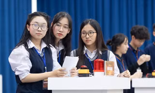 Chung kết Unlock The IELTS 2025: Đội ở Hải Phòng giành giải Nhất, nhà trường thuê xe đến cổ vũ hết mình