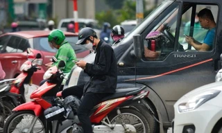 Người tham gia giao thông sử dụng điện thoại khi dừng đèn đỏ có bị xử phạt không?