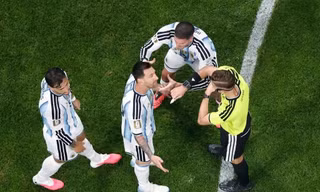 Nếu FIFA xác định trọng tài mắc sai lầm, trận Argentina và Ai Cập có được đá lại?