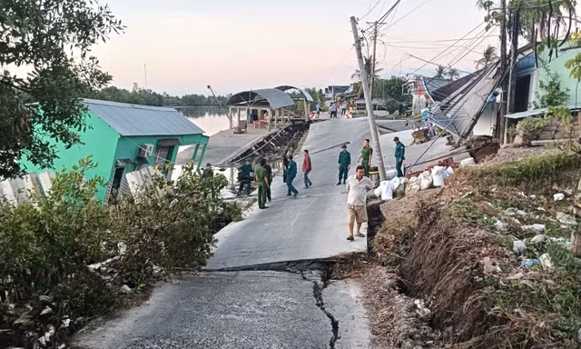 Sạt lở 70m đường, nhiều cơ sở kinh doanh bị ‘kéo’ xuống sông