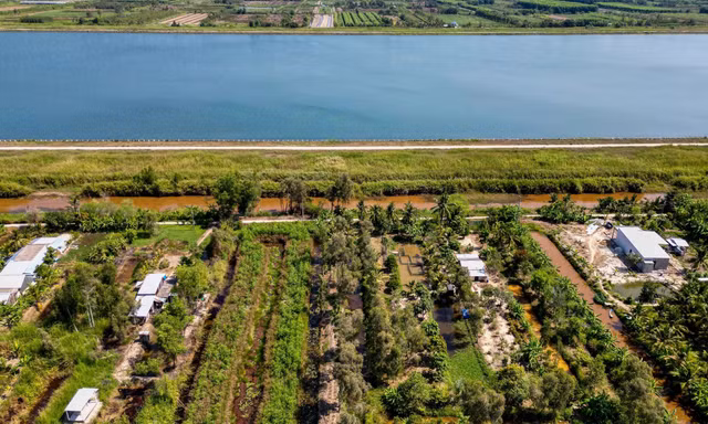 Dân 'khát' dù sống cạnh hồ nước ngọt lớn nhất miền Tây 