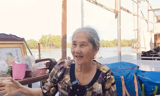 Sạt lở lớn bờ kênh, người dân bất lực nhìn gia sản chìm dần