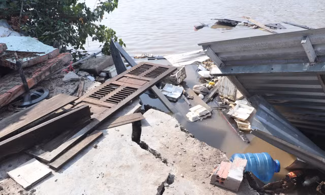 Sạt lở ở Cà Mau, kéo sập 6 căn nhà