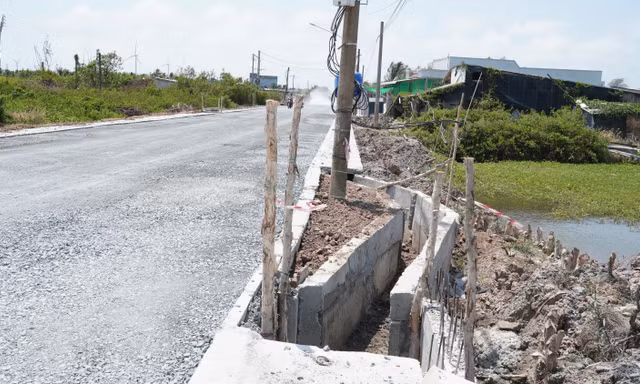 Độc lạ Cà Mau: 1,8km đường có 36 đoạn rãnh nước uốn cong để tránh cột điện