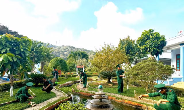 Xuân ấm từ những vườn rau người lính giữa trùng khơi
