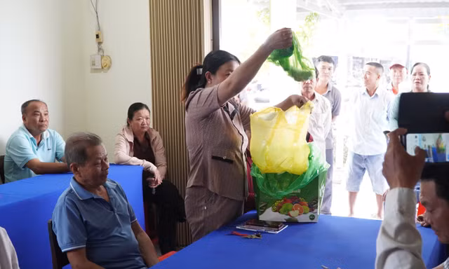 Người dân mang cả cá chết đến họp về nhiễm mặn nghi do bơm cát làm sân bay Cà Mau