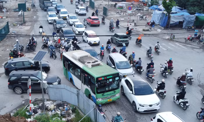 Quốc lộ 6 qua Yên Nghĩa ùn ứ, người dân chật vật lưu thông