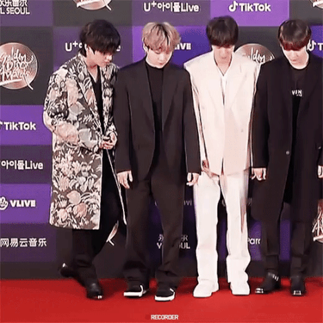 V đã phản ứng siêu nhanh nhạy khi vừa “vồ ếch” xong là anh chàng quyết định quỳ luôn hai chân xuống sàn, như thể V không ngã mà cố ý ngồi xuống vậy.