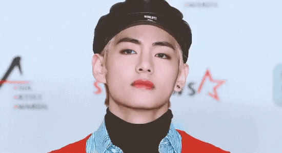 V (BTS) biết rõ rằng đèn flash chẳng thể dìm hàng được nhan sắc vạn người mê của mình nên vẫn thoải mái như bình thường.