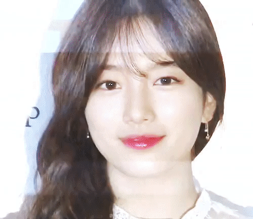 Để có thể trở thành nữ hoàng thảm đỏ, Suzy cũng chẳng ngại rừng đèn flash ngay trước mặt mà vẫn thoải mái mỉm cười đầy rạng rỡ.