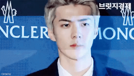 Sehun (EXO) cũng chứng minh đèn flash chỉ là chuyện nhỏ, không thể khiến Sehun làm giảm độ soái ca lạnh lùng được.