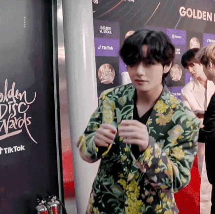 Chỉ cần một cử chỉ bắn tim ngọt ngào thế này thôi, V lại khiến bao nhiêu fan girl liêu xiêu điêu đứng rồi.