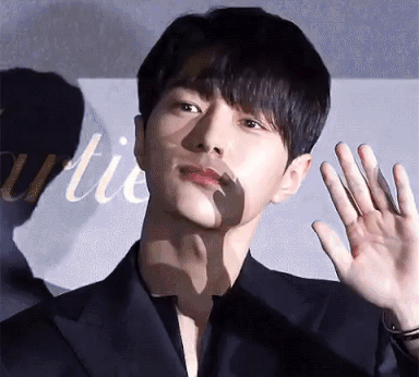 L (Infinite) còn sẵn sàng nhìn thằng về phía nhiều đèn flash nhất để tự tin tạo dáng.