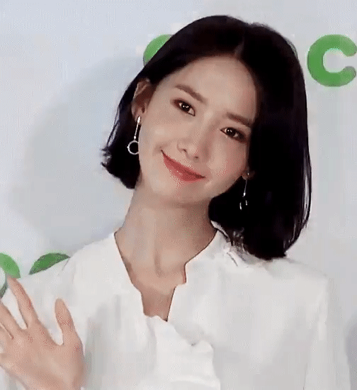 Đèn flash chớp nháy liên hồi chắc chắn sẽ khiến người thường muốn nhắm mắt lại cho khỏi chói, nhưng Yoona thì thậm chí còn không cần nháy mắt cơ.