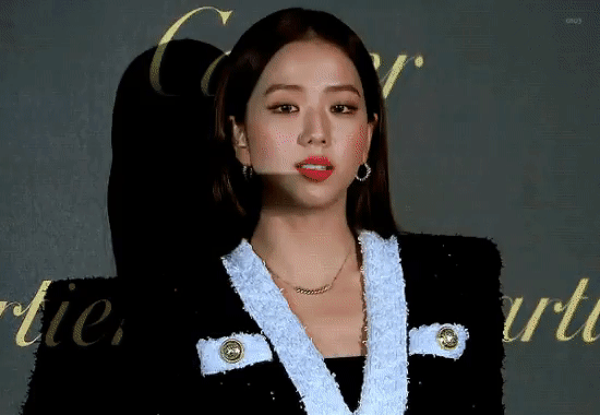 Jisoo (Black Pink) cũng vẫn tự tin khoe dáng trước đèn flash nhấp nháy như sao.