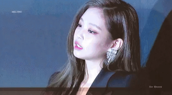 Jennie (Black Pink) vẫn hất tóc hoặc thay đổi kiểu tạo dáng để cho ra những bức hình đẹp nhất.