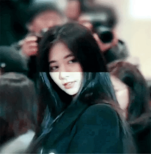 Tzuyu (Twice) thì xem đèn flash như người quen lâu năm rồi, nên có đèn hay không thì cô nàng vẫn xinh đẹp rạng ngời hết.