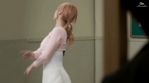 Và khi gặp Momo thì bối rối, luống cuống, mặt đỏ bừng đúng kiểu fanboy luôn.