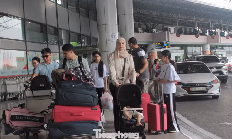 Sau 3 ngày khách chật vật đón xe, sân bay Nội Bài thay đổi gì?