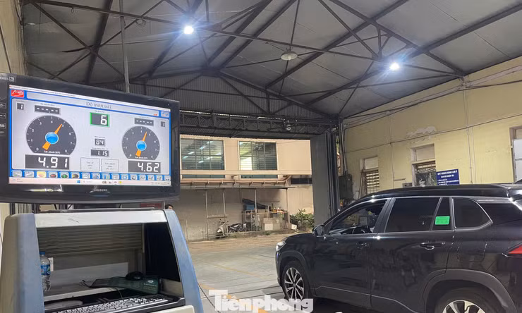 Đạp thốc ga kiểm định khí thải ô tô: Chủ xe lo hỏng, thực tế lại khác? 