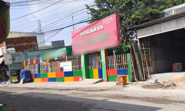 Bảo mẫu thừa nhận dùng dây thun bắn vào lòng bàn chân hai bé