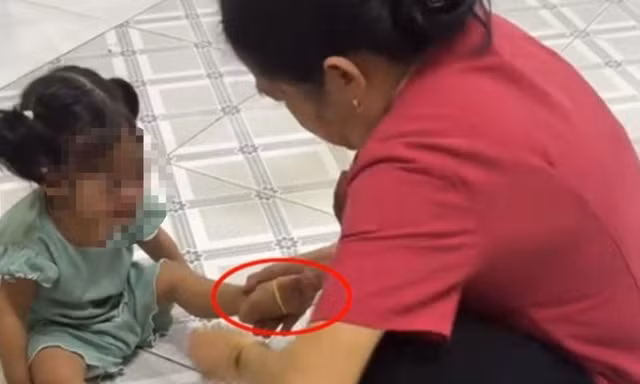 Công an xác minh vụ bảo mẫu đánh chửi, bắn dây thun vào trẻ