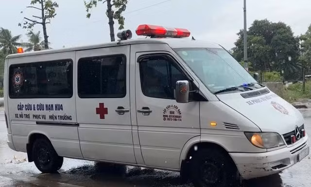 Thi thể nạn nhân được xe cứu thương đưa về nhà xác để phục vụ điều tra. Ảnh: NT