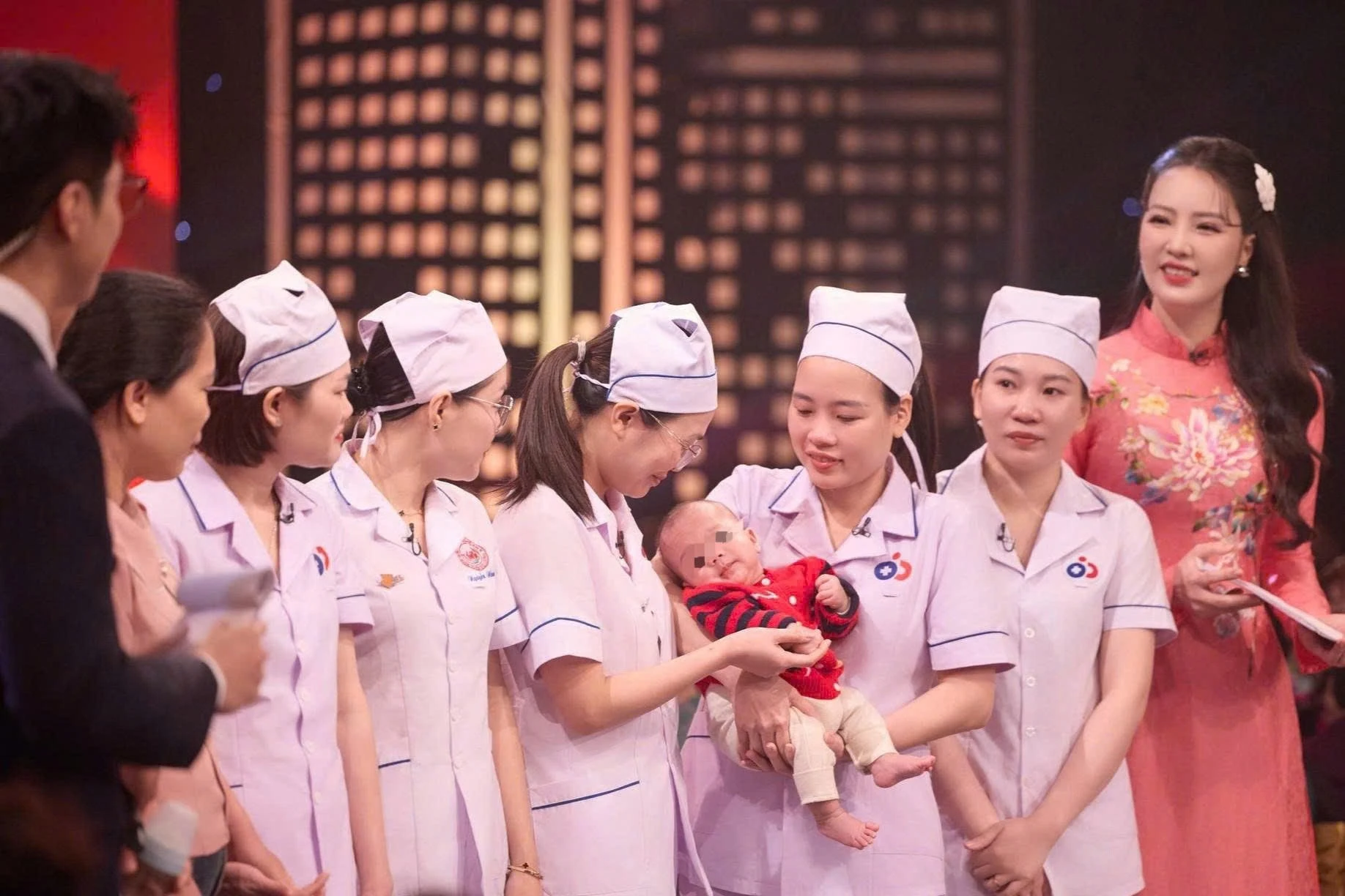 Nữ điều dưỡng bị đâm 11 nhát dao để cứu trẻ sơ sinh: Lá chắn sống giữa lằn ranh sinh tử