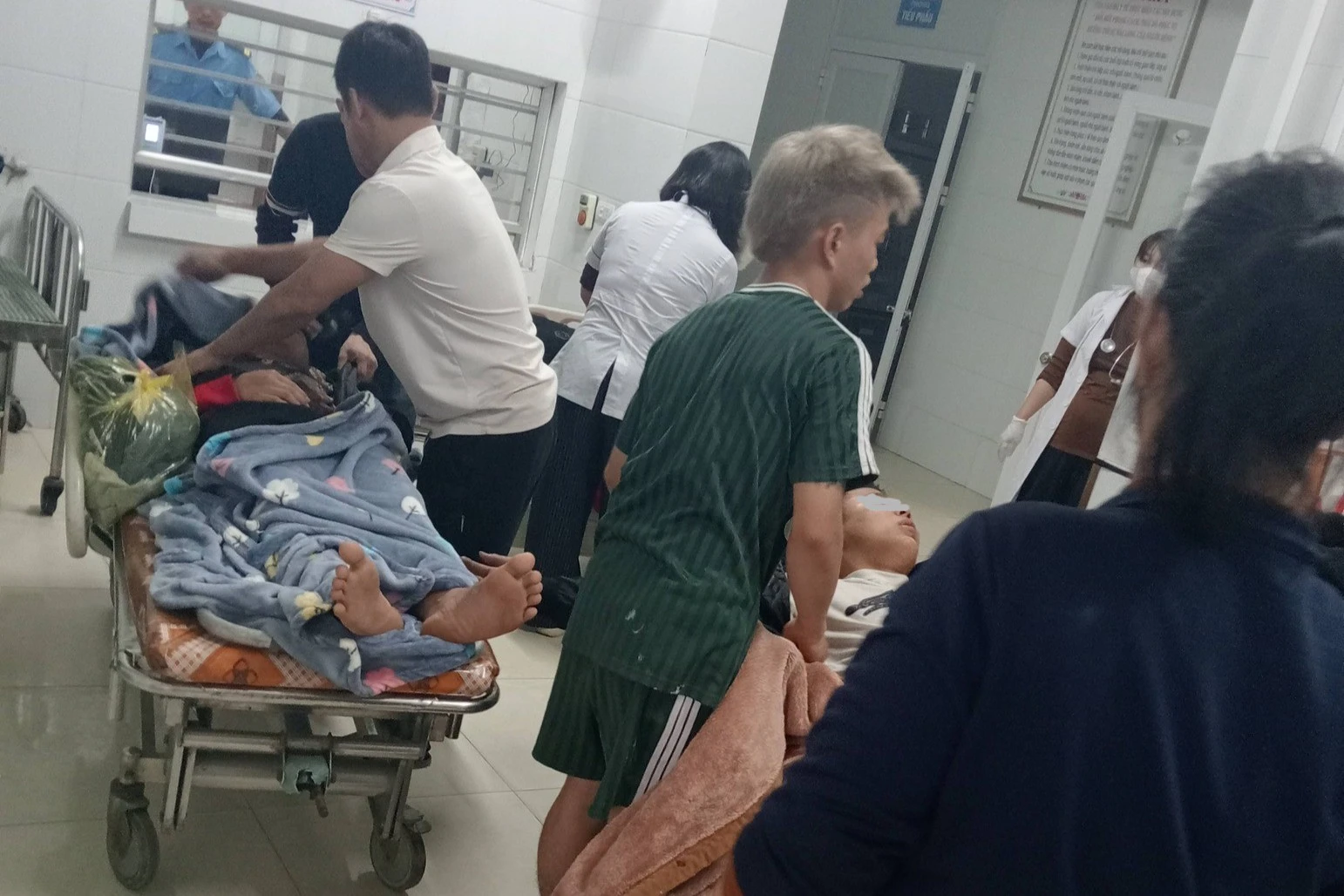 Nghệ An: Ba thanh niên bị điện giật nguy kịch khi dựng cây nêu đón Tết