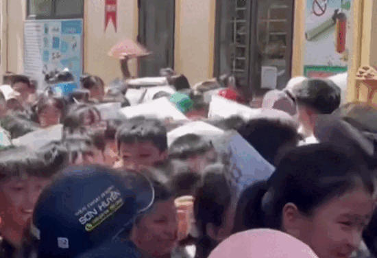 Hình ảnh gây chú ý sau buổi thi lớp 6 ở Nghệ An