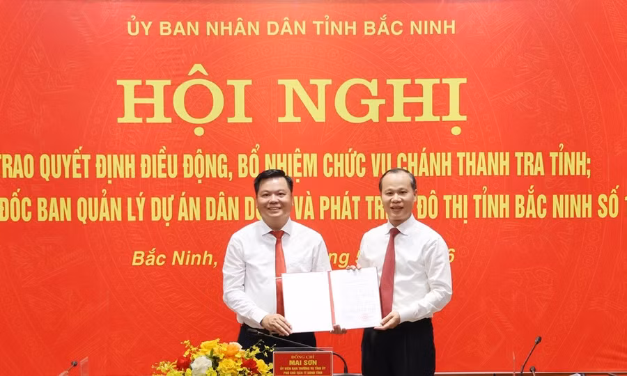 Ông Mai Sơn - Phó Chủ tịch Thường trực UBND tỉnh Bắc Ninh (bên phải) trao quyết định cho ông Hồng.