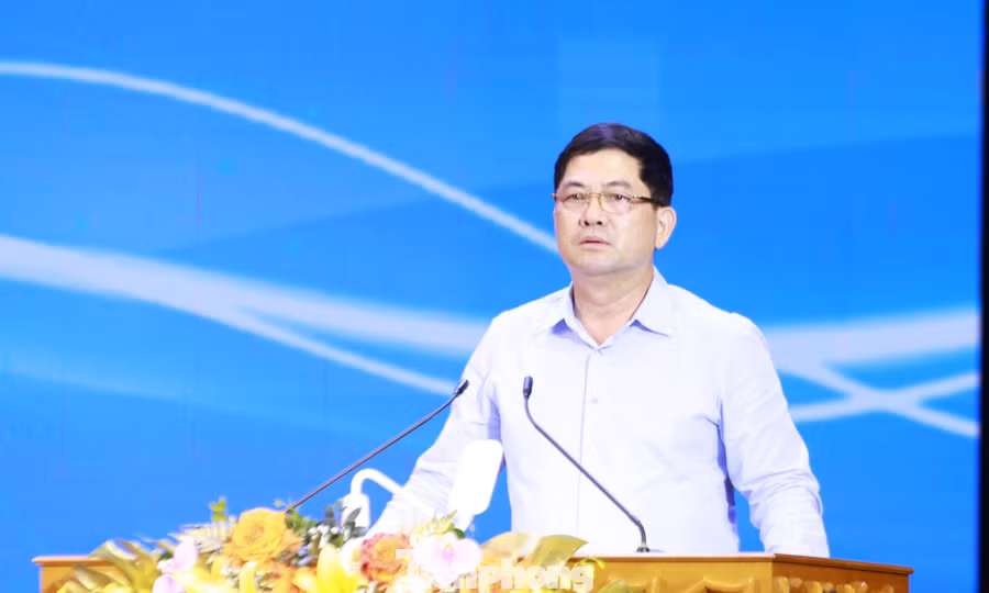 Bí thư Tỉnh ủy Bắc Ninh Nguyễn Hồng Thái (ở giữa) và Chủ tịch UBND tỉnh Bắc Ninh Phạm Hoàng Sơn (bên trái) chủ trì buổi đối thoại.