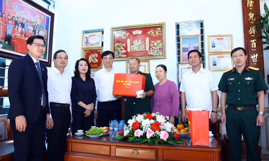 Trưởng Ban Tổ chức Trung ương Nguyễn Duy Ngọc và các đồng chí lãnh đạo tỉnh Bắc Ninh thăm, tặng quà gia đình thương binh Lưu Quang Vinh.