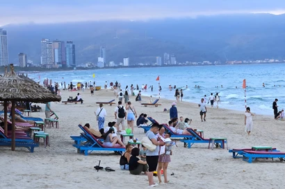 Dẹp vấn nạn lấn chiếm ở bãi biển đông khách Tây nhất Đà Nẵng