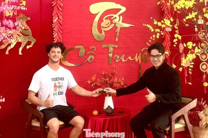 Khách Tây hưởng Tết trong bệnh viện