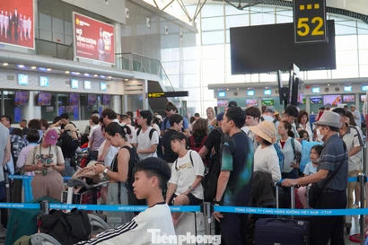 Dòng người nối dài làm thủ tục chuyến bay rời Đà Nẵng 
