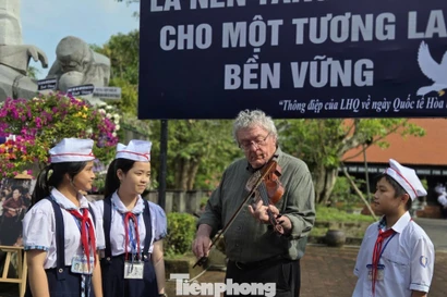 Lần thứ 28 cựu binh Hoa Kỳ vượt nửa vòng trái đất về Mỹ Lai kéo vĩ cầm tưởng niệm 504 nạn nhân vụ thảm sát