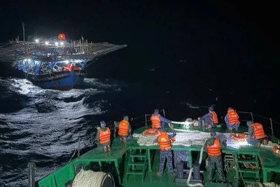 Tàu Hải quân lai dắt thành công tàu cá cùng 36 ngư dân Quảng Ngãi gặp nạn trên biển