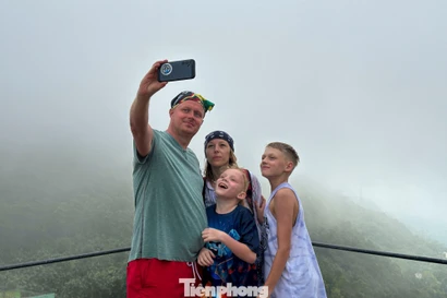 Du khách thích thú check-in Hải Vân Quan trong sương mù 