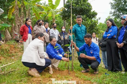 Trí thức trẻ trao “cần câu” cho thanh niên miền núi