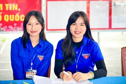 Cử tri 'áo xanh' vừa tình nguyện hỗ trợ bầu cử, vừa bỏ phiếu lần đầu