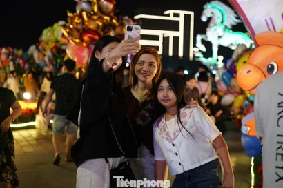 Du khách háo hức chờ đón giao thừa tại Đà Nẵng